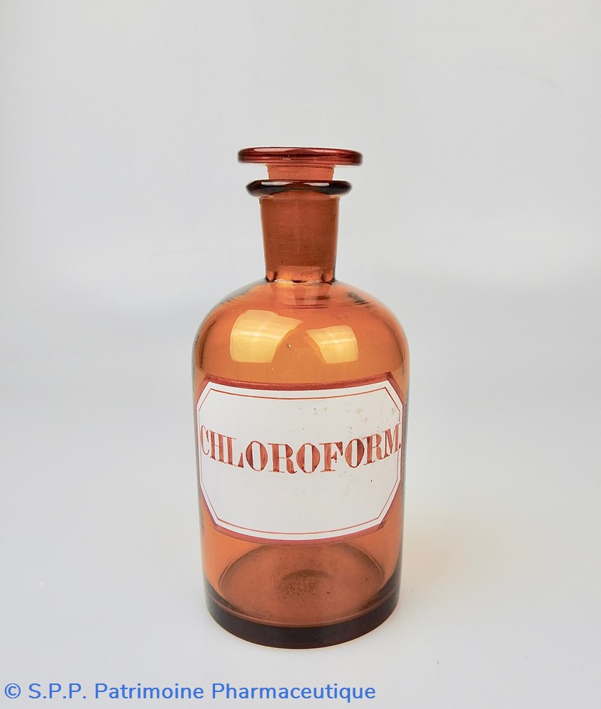 science flacon de pharmacie en verre ambre moyen modele a etiquette blanche et rouge forme bouteille