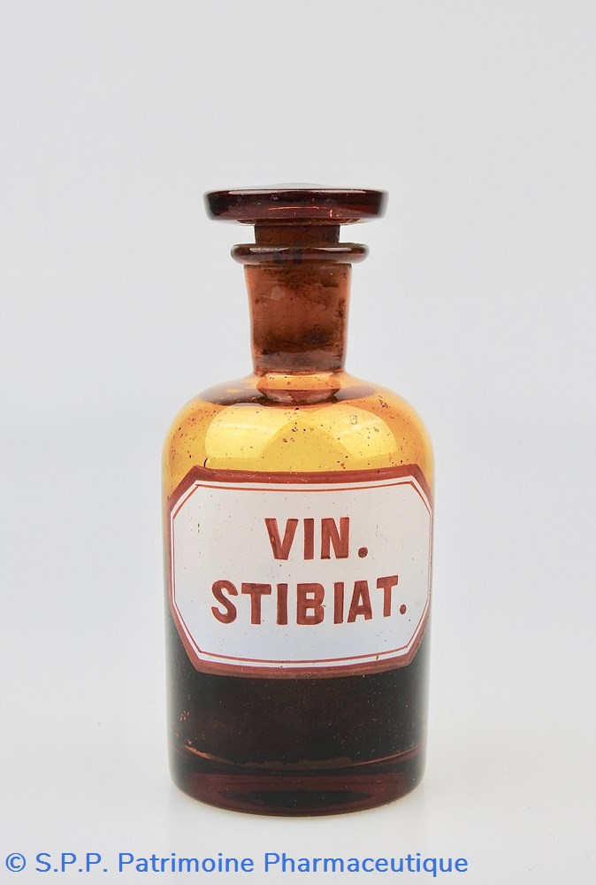 Flacon de pharmacie en verre ambré moyen modèle à étiquette blanche et rouge, forme bouteille science flacon de pharmacie en verre ambre moyen modele a etiquette blanche et rouge forme bouteille