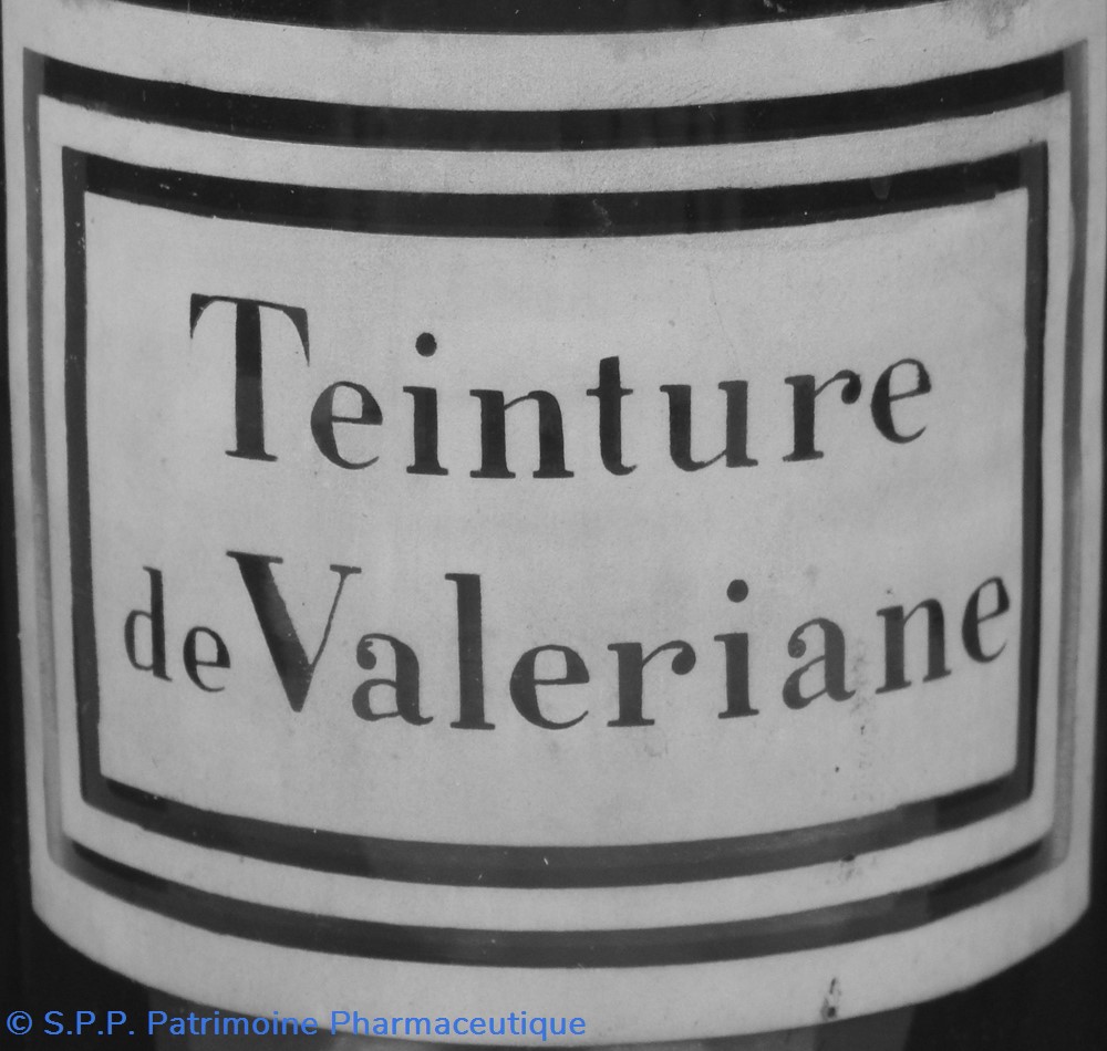 Flacon en verre petit modèle étiquette blanche Pharmacie RAVASSE 2 science flacon en verre petit modele etiquette blanche pharmacie ravasse