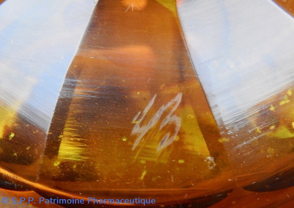 science flacon de pharmacie en verre ambre moyen modele a etiquette blanche et noire