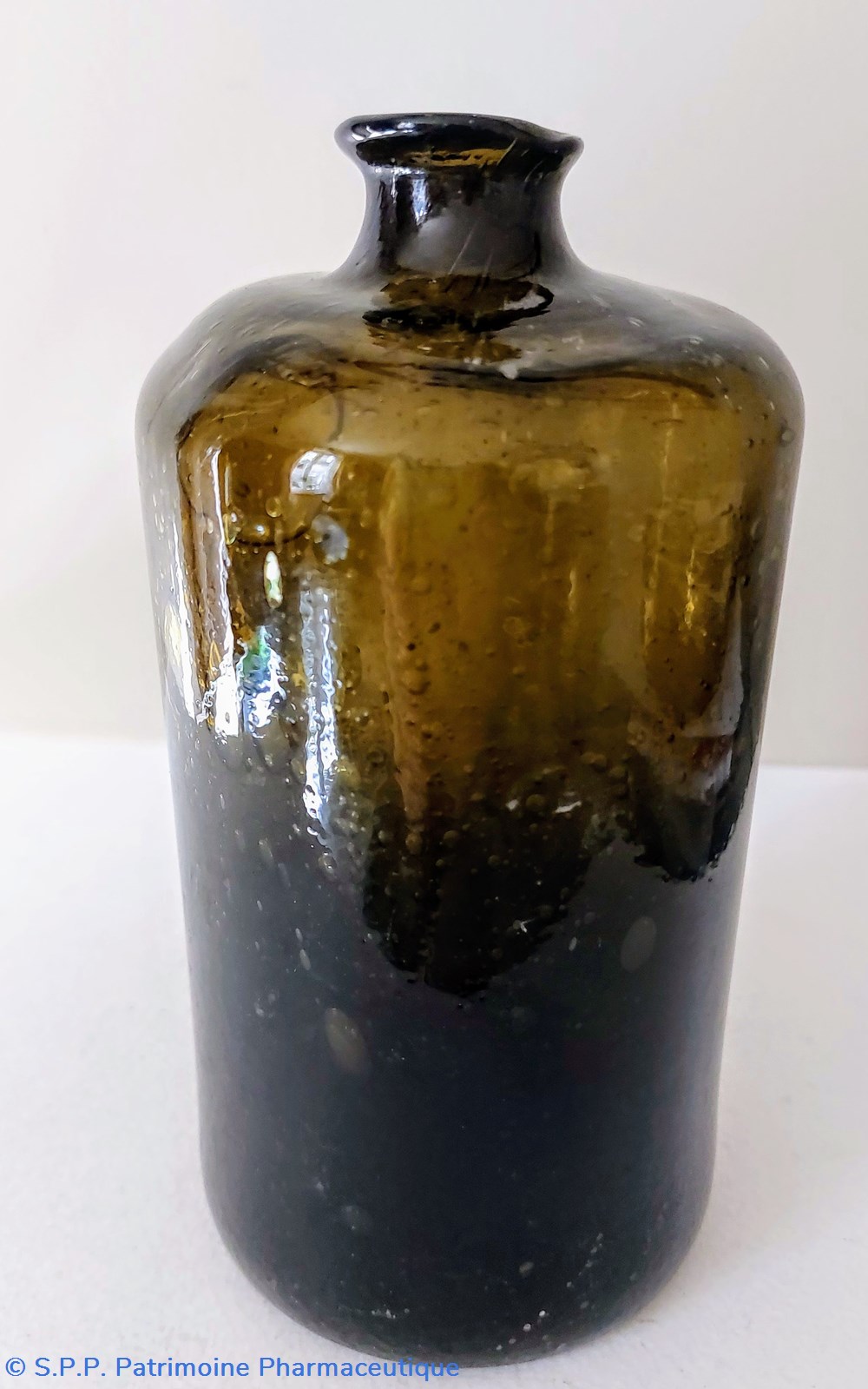 science pharmacie bouteille avec petit goulot en verre fume et bulle