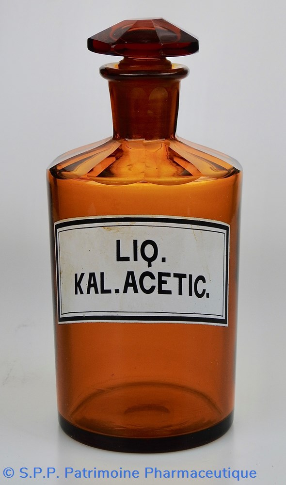 Flacon de pharmacie en verre ambré moyen modèle à étiquette blanche et noire science flacon de pharmacie en verre ambre moyen modele a etiquette blanche et noire