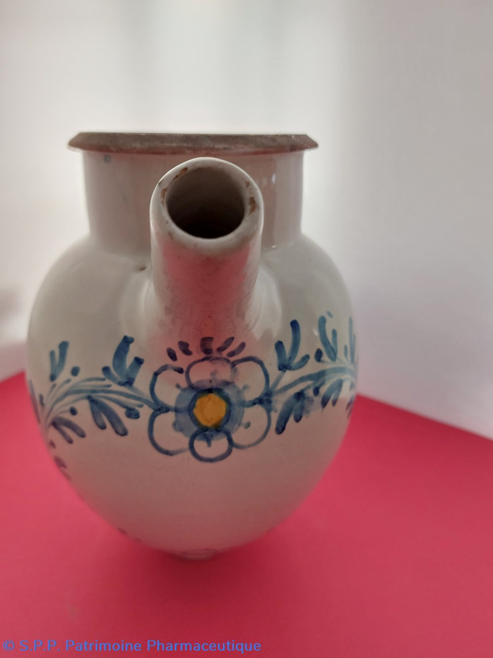 science pharmacie chevrette nevers faience decor feuillage bleu sur fond blanc