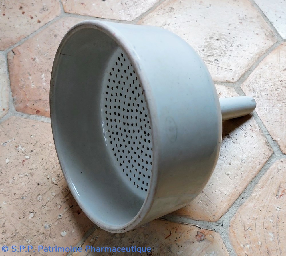 Entonnoir de filtration en porcelaine 6 science pharmacie entonnoir de filtration en porcelaine