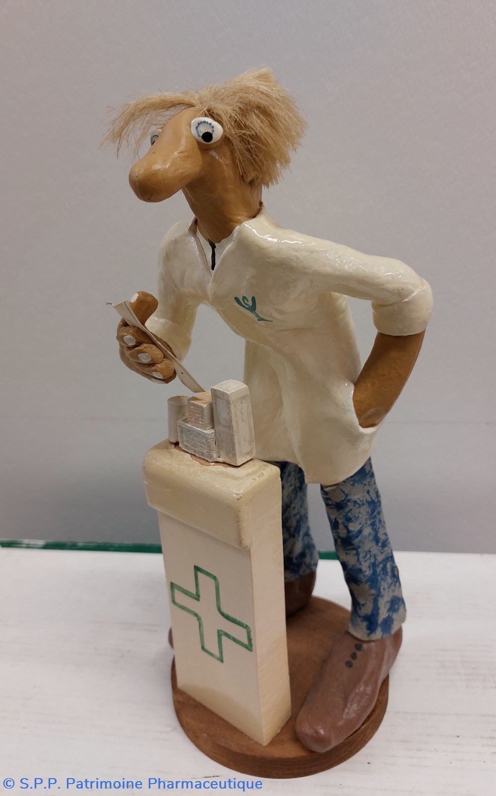 Figurine d'un pharmacien 2 objets publicitaires figurine un pharmacien