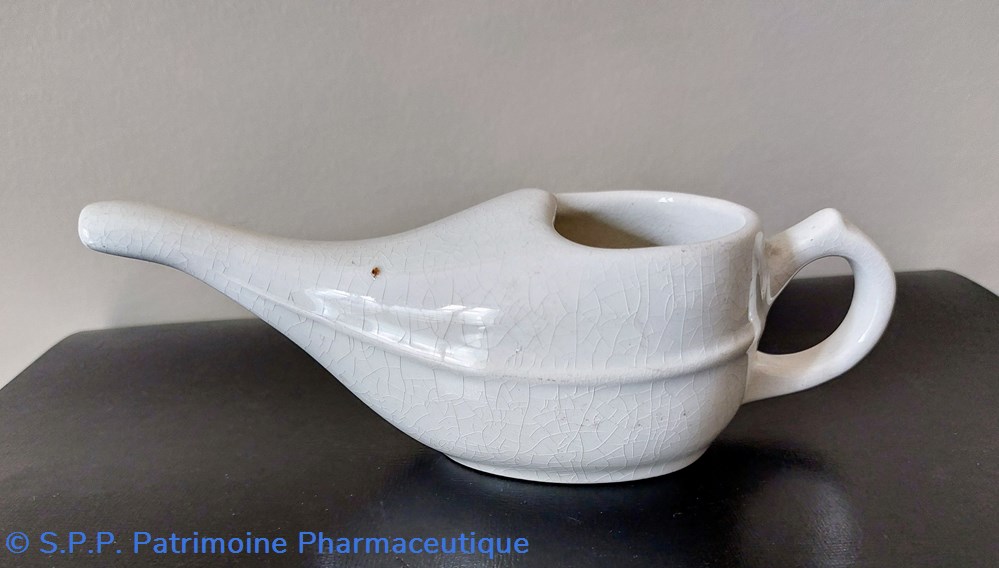 Biberon de malade / Canard faïence de Gien 2 science pharmacie biberon de malade canard faience de gien