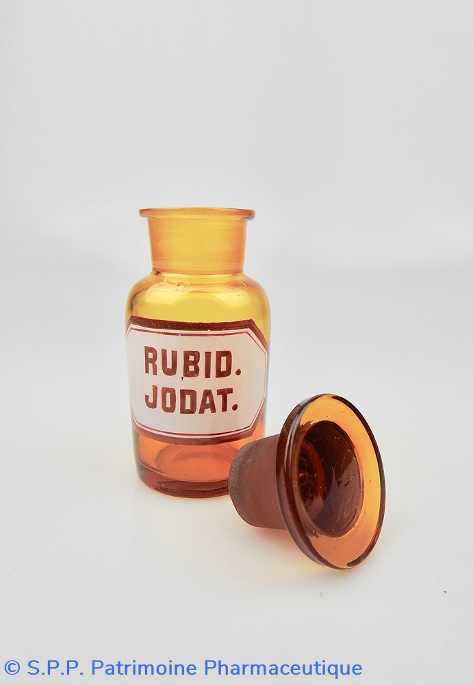science flacon de pharmacie en verre ambre tres petit modele a etiquette blanche et rouge