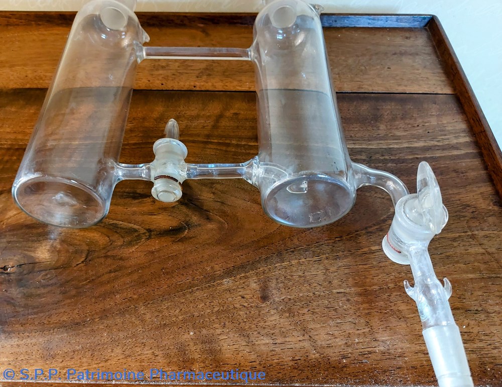 Dispositif de laboratoire en verre 2 science pharmacie dispositif de laboratoire en verre