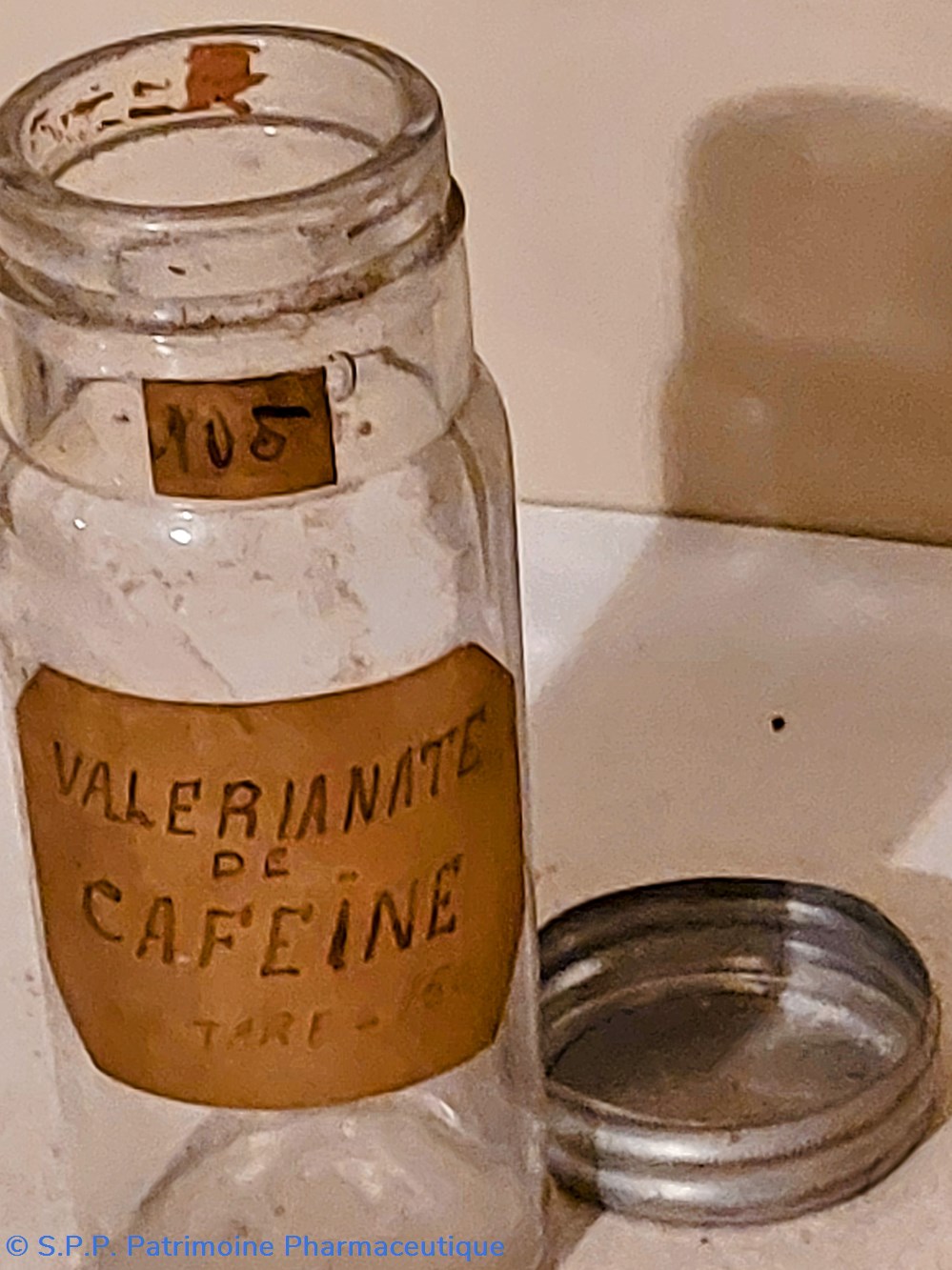 Valerianate de Caféine / Petit flacon h 12. 5 cm 5 science pharmacie valerianate de cafeine petit flacon h 12 5 cm