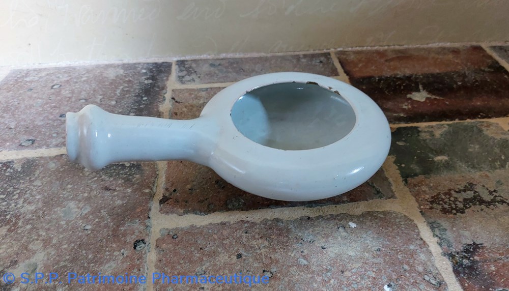 science pharmacie crachoir en faience blanche