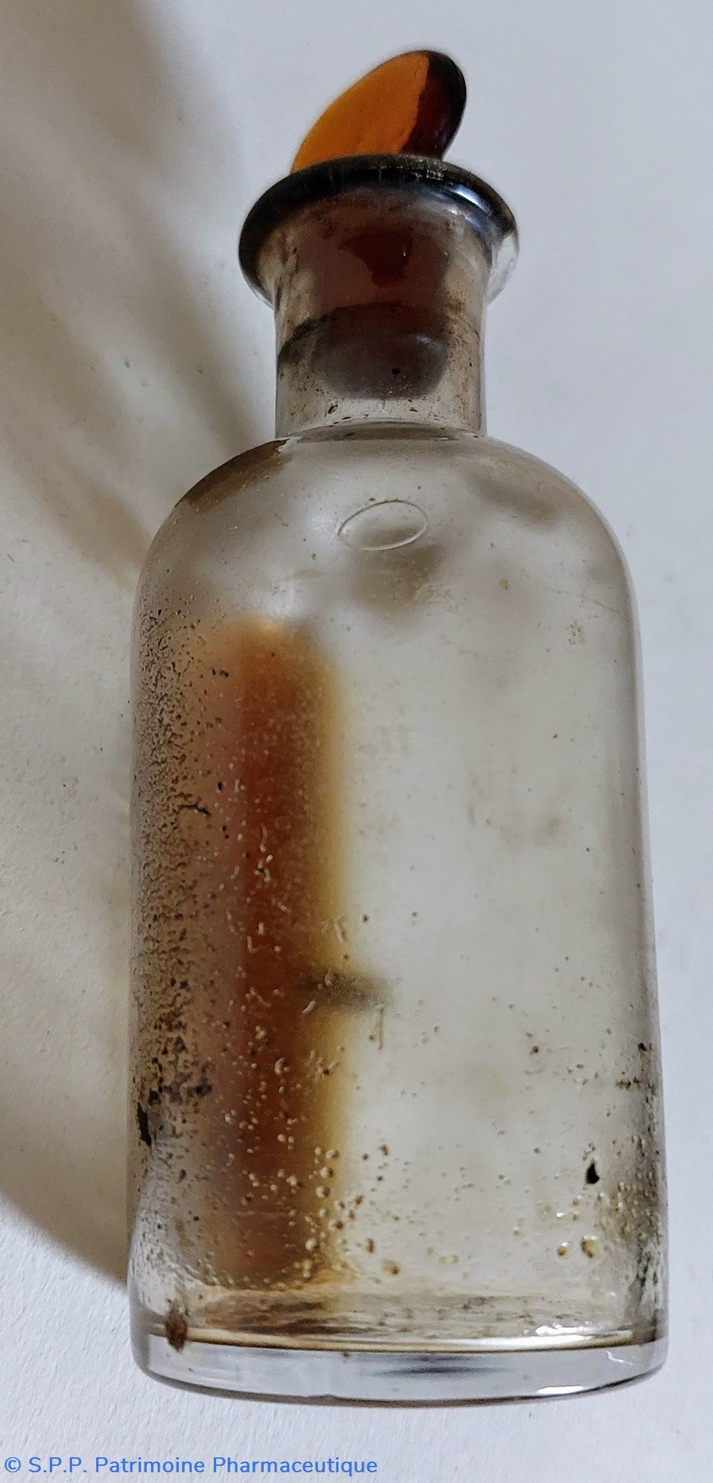 9.5 - Petit flacon en verre 3 science pharmacie 9 5 petit flacon en verre