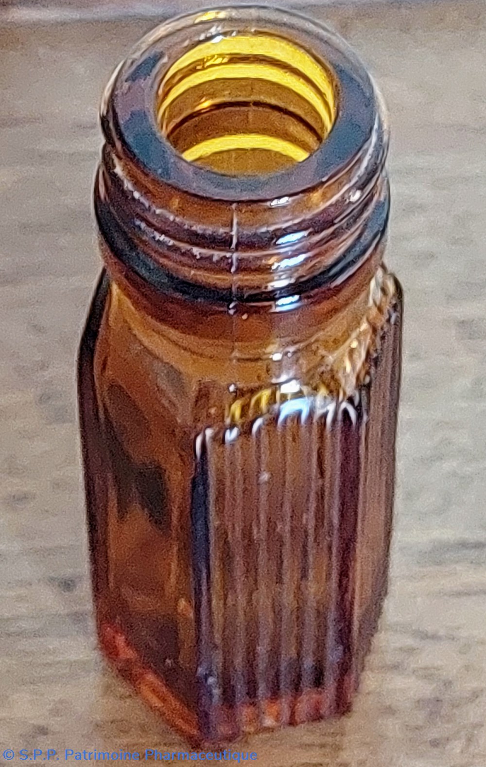 science pharmacie 6 petit flacon hexagonal en verre ambre
