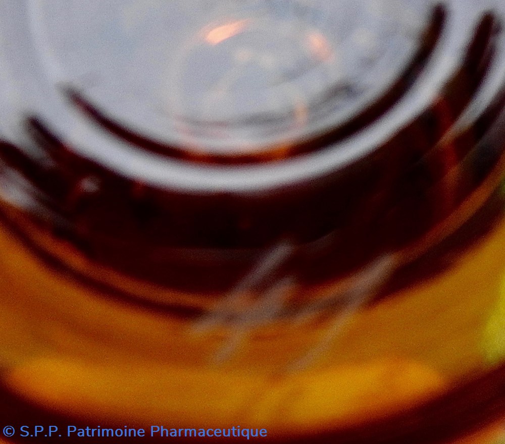 Flacon de pharmacie en verre ambré petit modèle à étiquette blanche et rouge 2 science flacon de pharmacie en verre ambre petit modele a etiquette blanche et rouge