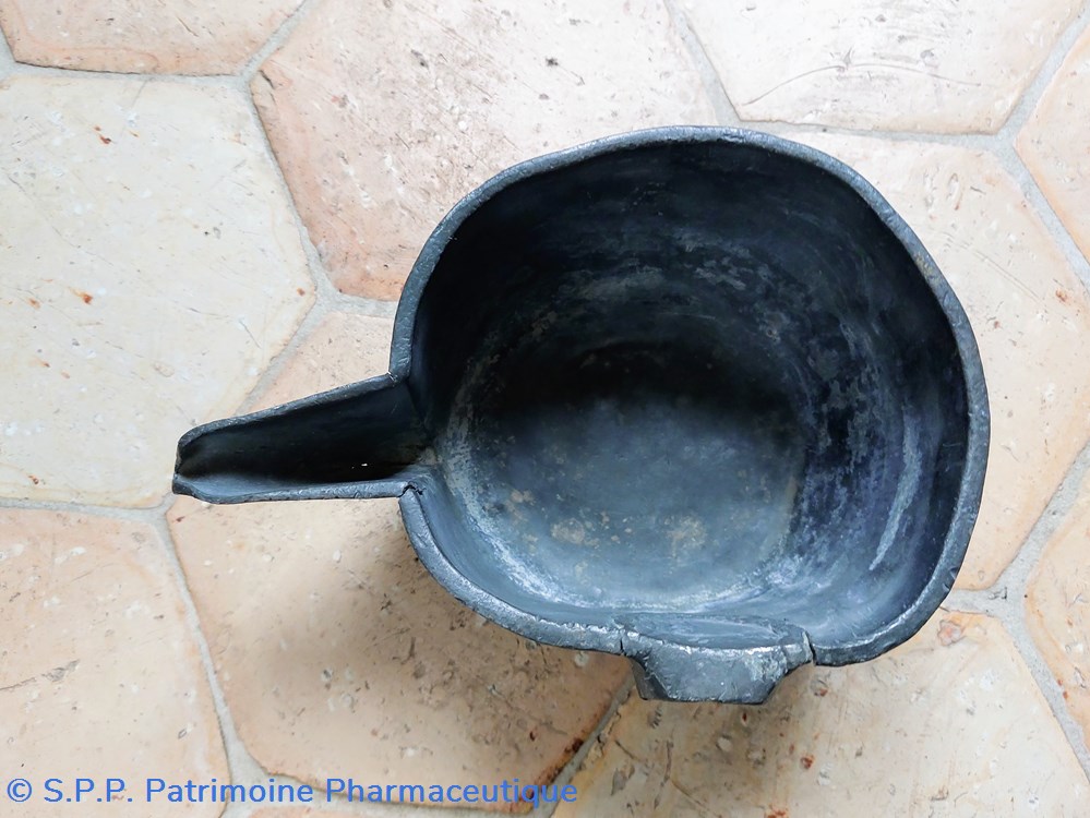 science pharmacie couloire ancien en etain diametre 15 cm env