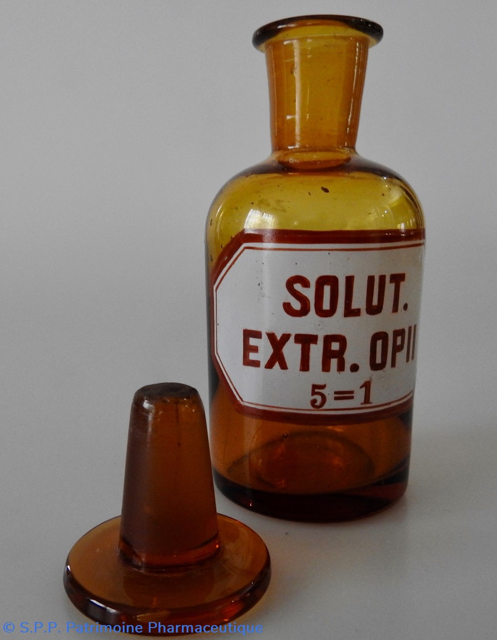 Flacon de pharmacie en verre ambré petit modèle à étiquette blanche et rouge, forme bouteille 4 science flacon de pharmacie en verre ambre petit modele a etiquette blanche et rouge forme bouteille