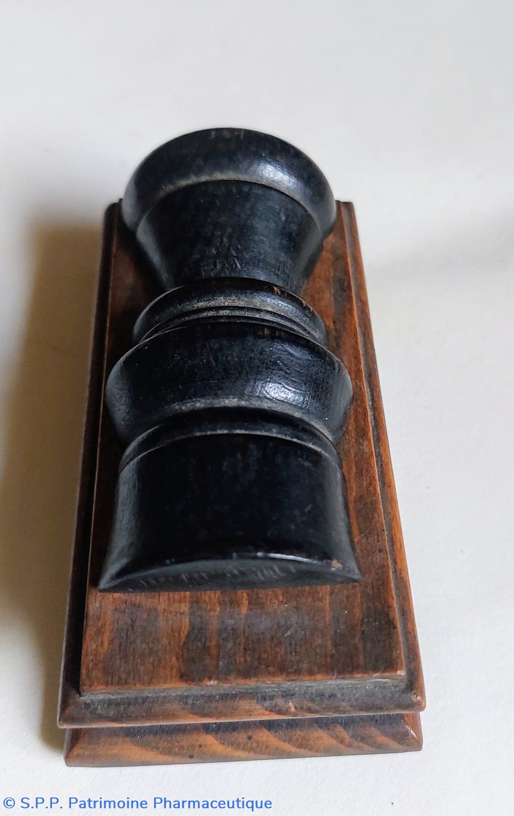 Objet en bois non identifié 2 science pharmacie objet en bois non identifie