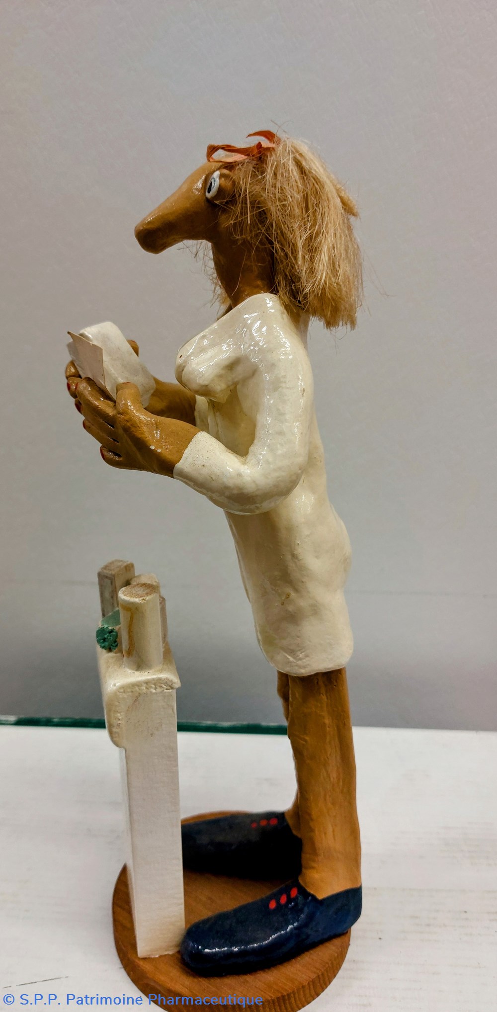 Figurine d'une pharmacienne 3 objets publicitaires figurine une pharmacienne