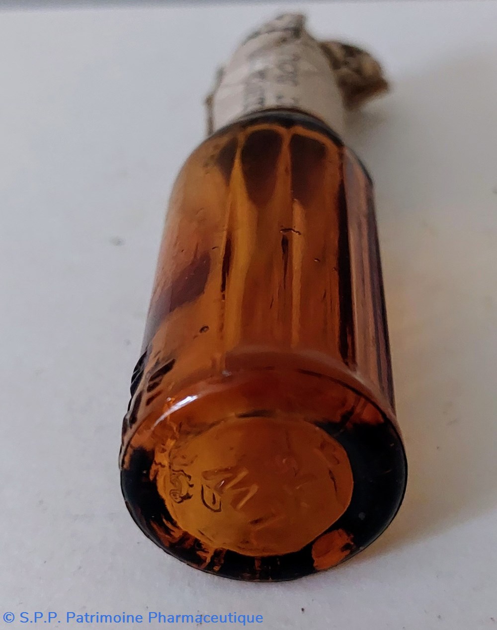 science pharmacie petit flacon vide demi cylindrique et 6 pans