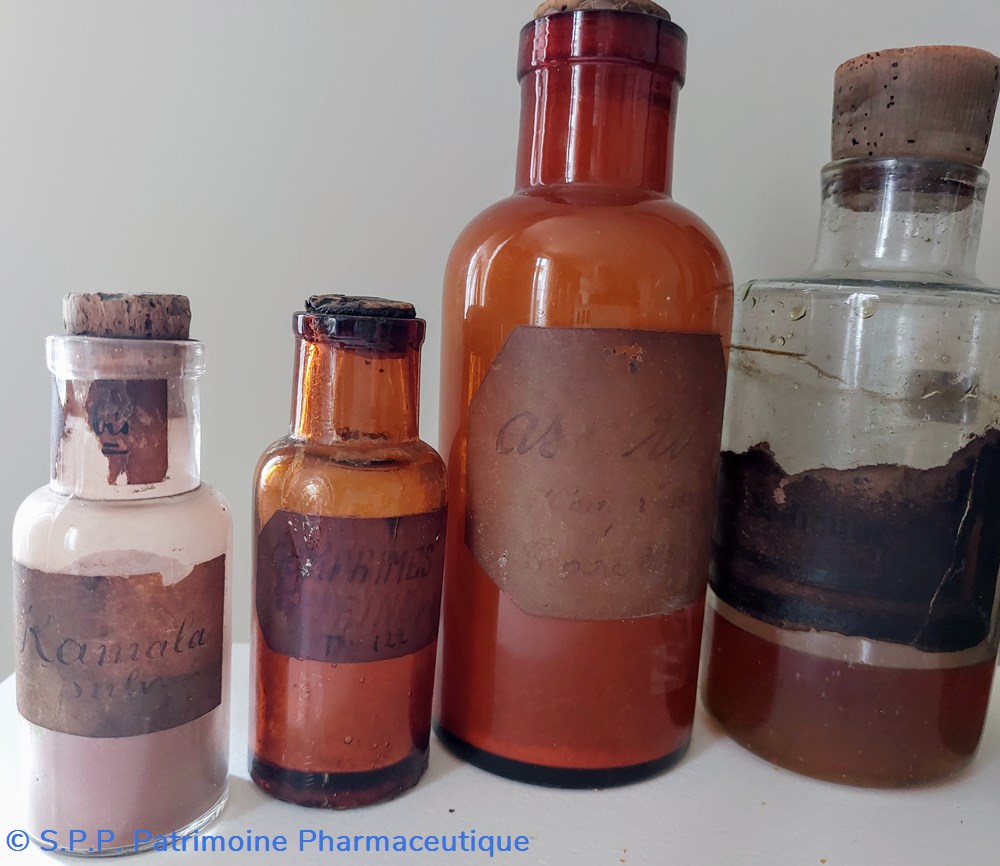 science lot de 7 flacons de pharmacie etiquettes illisibles