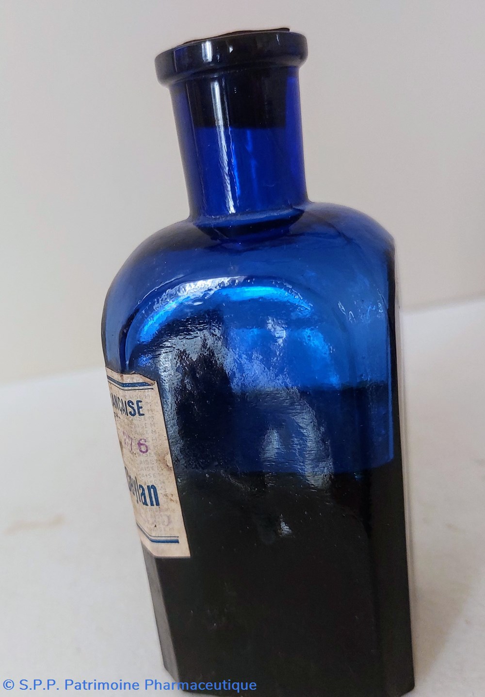 science pharmacie bleu bouteille base carree ess de cannelle