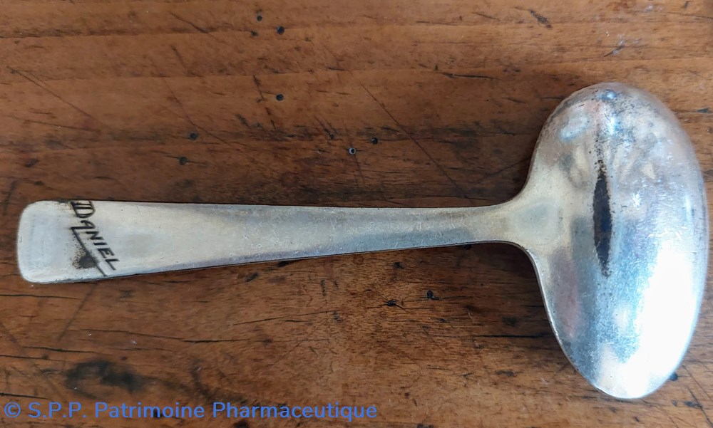 science pharmacie cuillere a bouillie en metal argente