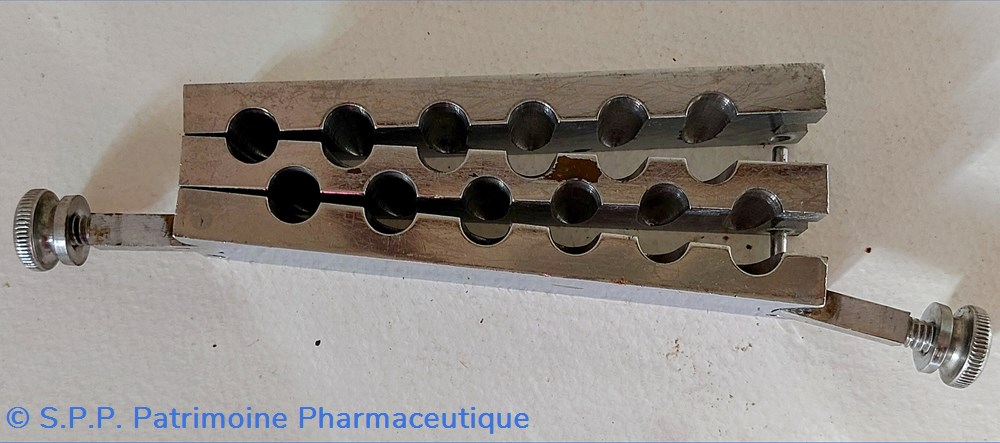 Moules à suppositoires 12 alvéoles MARISOO 2 science pharmacie moules a suppositoires 12 alveoles marisoo