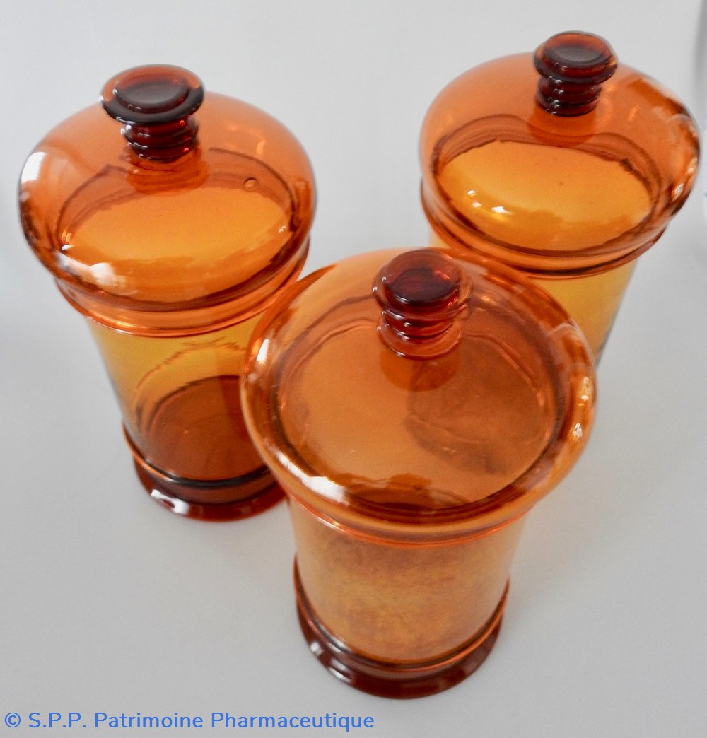 POTS de PHARMACIE COUVERTS en verre ambré .Série de 3 3 science pots de pharmacie couverts en verre ambre serie de 3