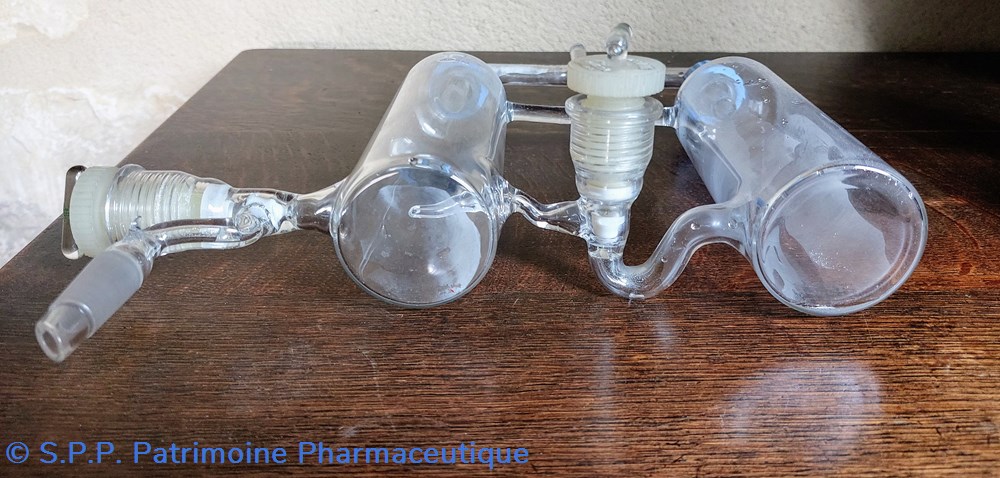 Dispositif de laboratoire en verre 3 science pharmacie dispositif de laboratoire en verre