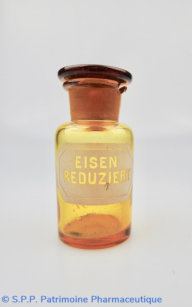 Flacon de pharmacie en verre ambré très petit modèle à étiquette blanche et lettres transparentes science flacon de pharmacie en verre ambre tres petit modele a etiquette blanche et lettres transparentes