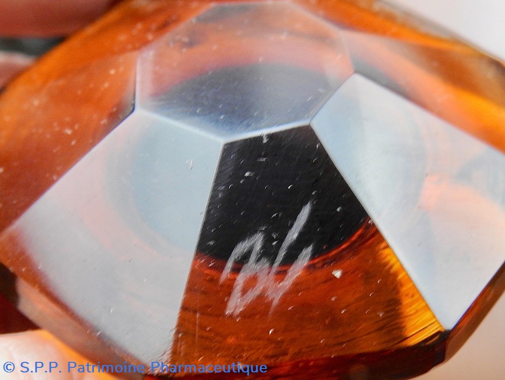 science flacon de pharmacie en verre ambre moyen modele a etiquette blanche et noire