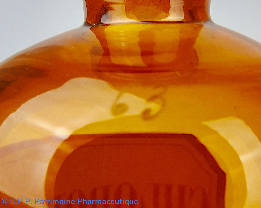 science flacon de pharmacie en verre ambre moyen modele a etiquette blanche et rouge forme bouteille