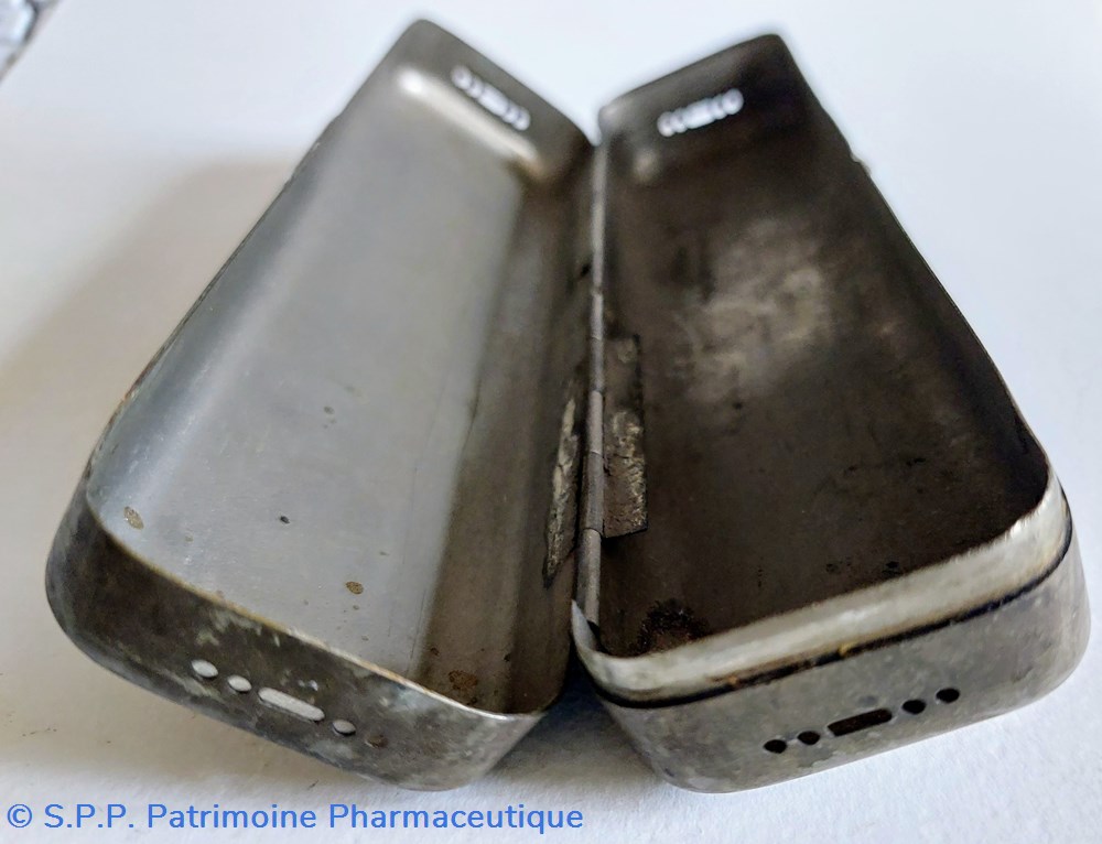 Boîte (en métal renforcé) à charnières 3 science boite en metal renforce a charnieres