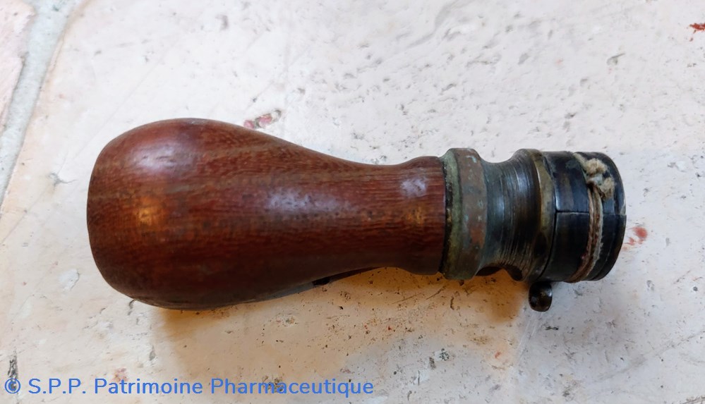 science pharmacie cacheteur bois et laiton