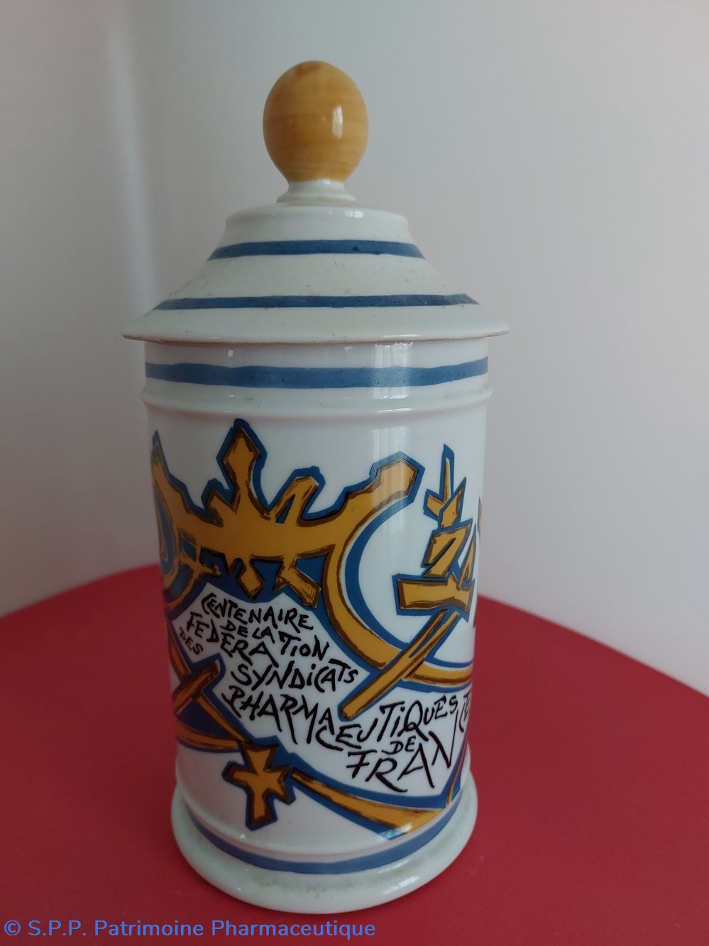 Pot porcelaine de Limoges -Objet commémoratif " Centenaire Fédération des Syndicats Pharmaceutiques science pharmacie pot porcelaine de limoges objet commemoratif centenaire federation des syndicats pharmaceutiques
