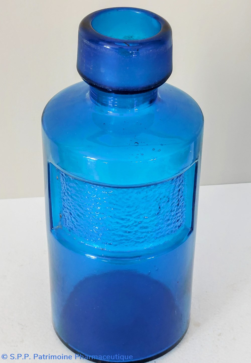 Bleu / Flacon en verre bleu outre - mer 22.5 cm science pharmacie bleu flacon en verre bleu outre mer 22 5 cm