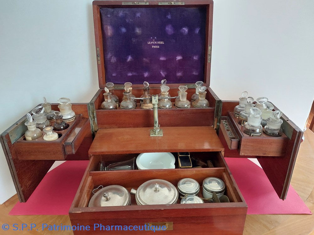 Pharmacie portative en acajou 4 science pharmacie portative en acajou