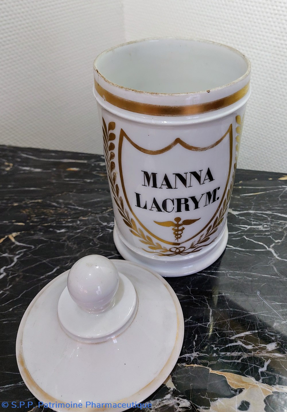 Pot faïence blanche MANNA LACRYM: 3 science pharmacie pot faience blanche manna lacrym