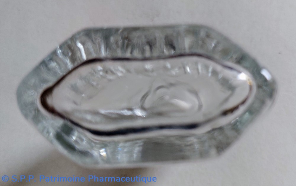 6 - Flacon bas en verre strié-forme hexagonale 3 science pharmacie 6 flacon bas en verre strie forme hexagonale