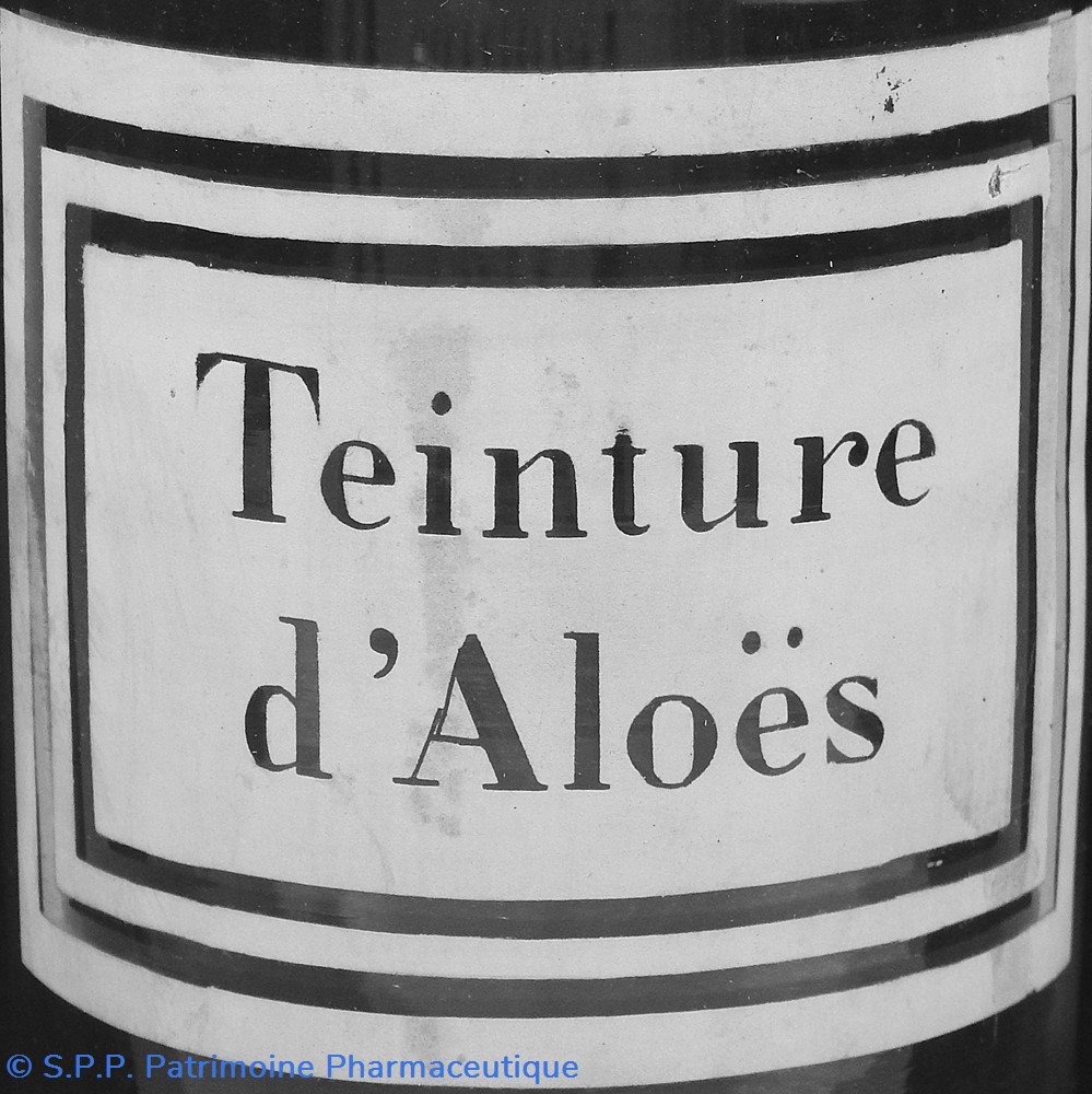 Flacon en verre petit modèle étiquette blanche Pharmacie RAVASSE 2 science flacon en verre petit modele etiquette blanche pharmacie ravasse