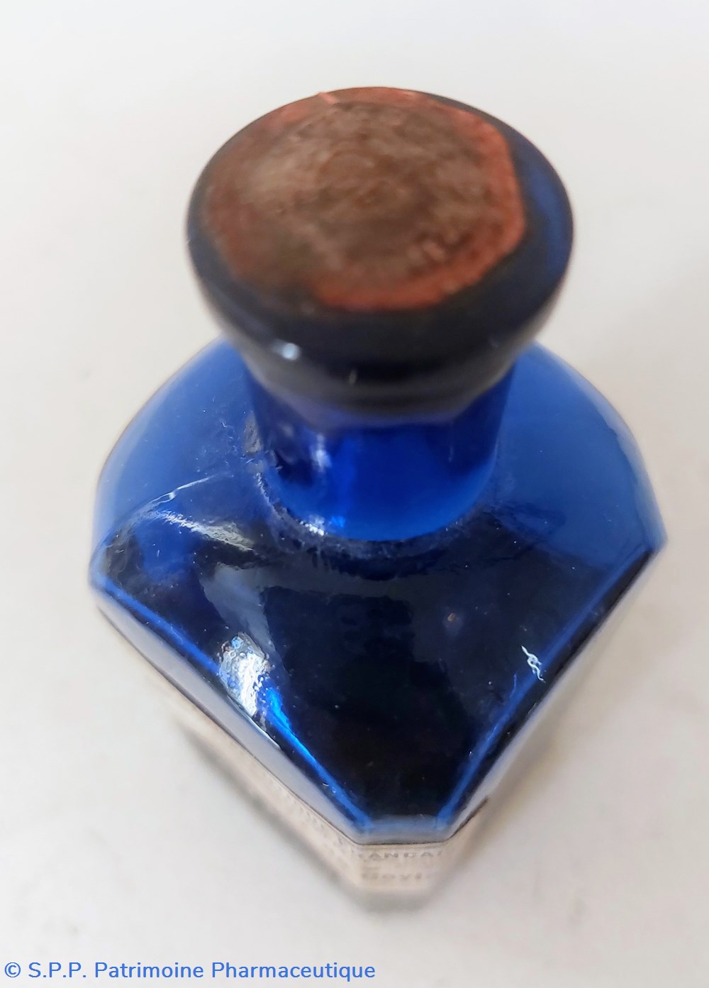 science pharmacie bleu bouteille base carree ess de cannelle