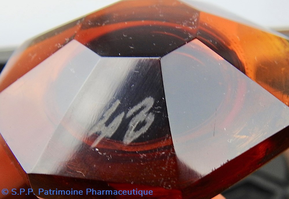 Flacon de pharmacie en verre ambré moyen modèle à étiquette blanche et noire 3 science flacon de pharmacie en verre ambre moyen modele a etiquette blanche et noire