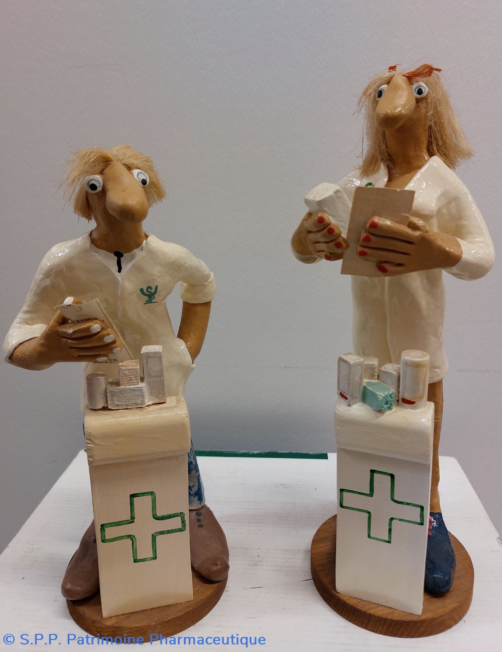 Figurine d'une pharmacienne 4 objets publicitaires figurine une pharmacienne