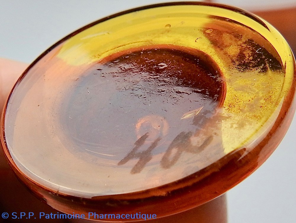 science flacon de pharmacie en verre ambre moyen modele a etiquette blanche et rouge forme bouteille