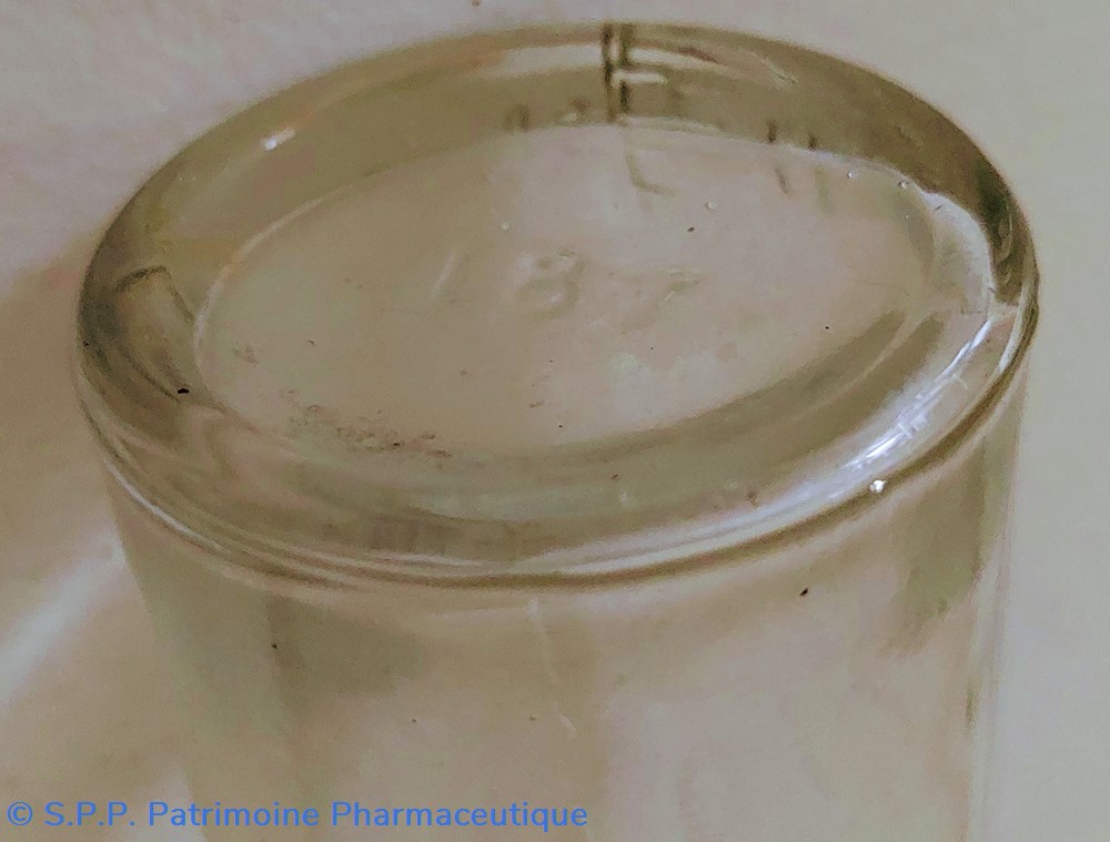 science pharmacie 17 5 bouteille graduee