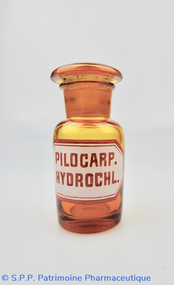science flacon de pharmacie en verre ambre tres petit modele a etiquette blanche et rouge