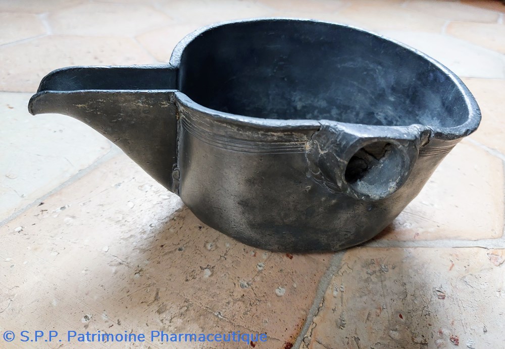 science pharmacie couloire ancien en etain diametre 15 cm env
