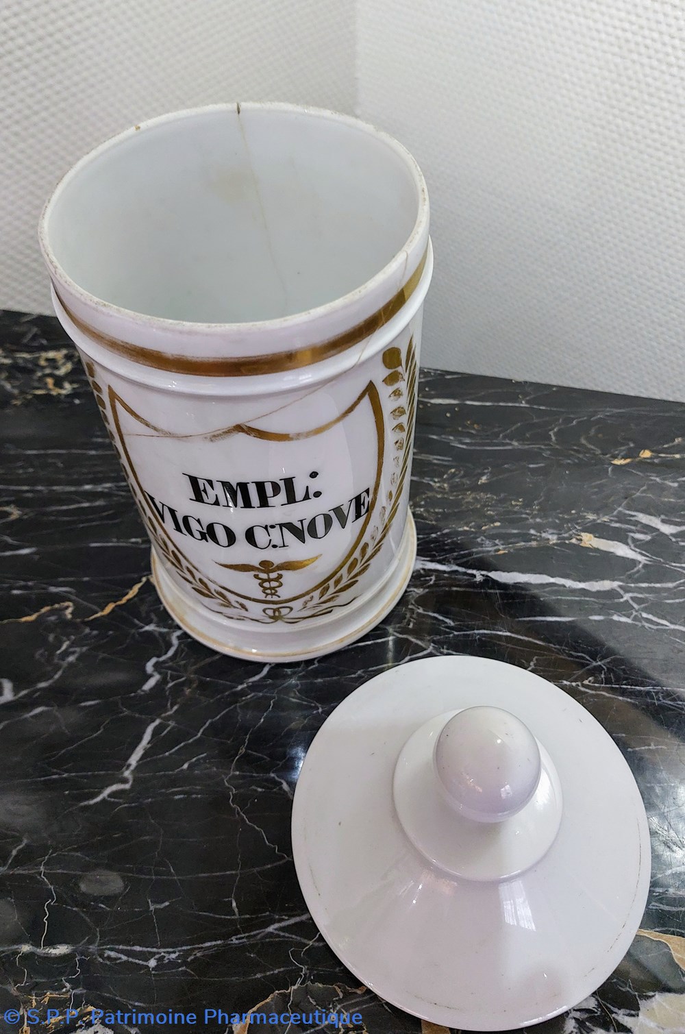 science pharmacie pot faience blanche empl vigo c nove