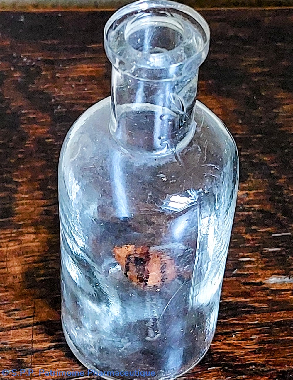9 - Petit flacon cylindrique forme bouteille 2 science pharmacie 9 petit flacon cylindrique forme bouteille