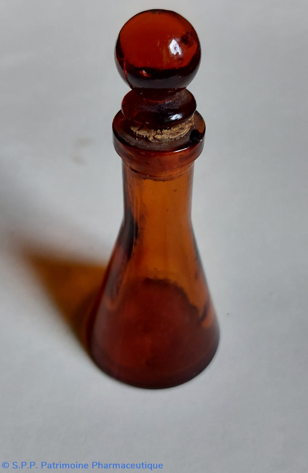 Fiole de 10 cm - base circulaire forme élancée science pharmacie fiole de 10 cm base circulaire forme elancee