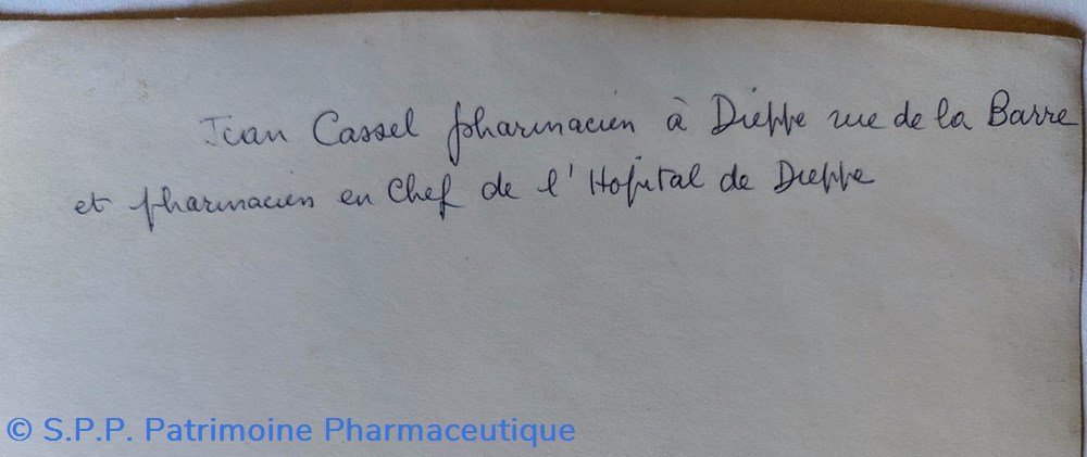 documents anciens photo un pharmacien en 1948